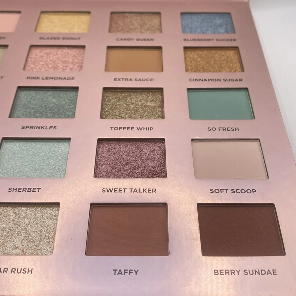 Iconic London Treat Yourself Eyeshadow Palette Shimmer Neutral Matte 20 shades
